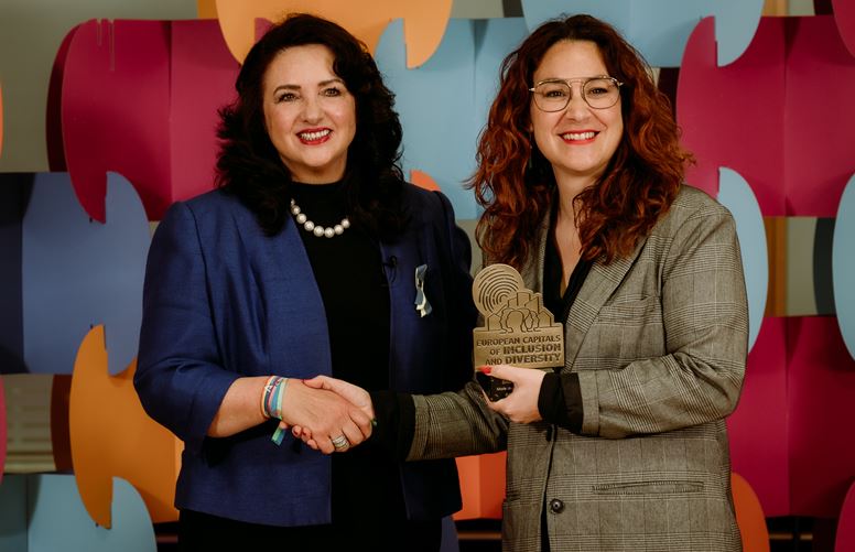 2022 Capitals of Diversity Award winner with Commissioner Helena Dalli © European Commission