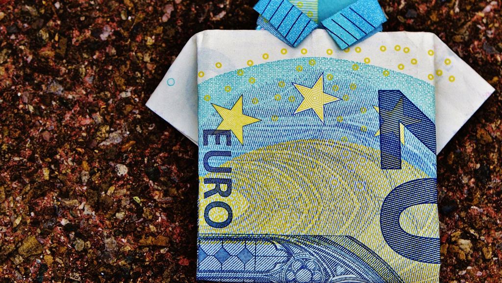 Protecting the euro against counterfeiting Folded t-shirt that looks like euro banknote