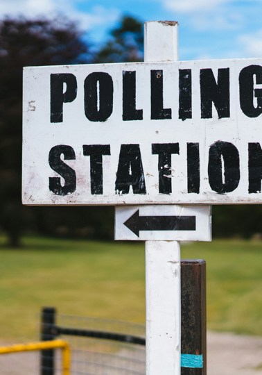 A pole with a sign that says polling station