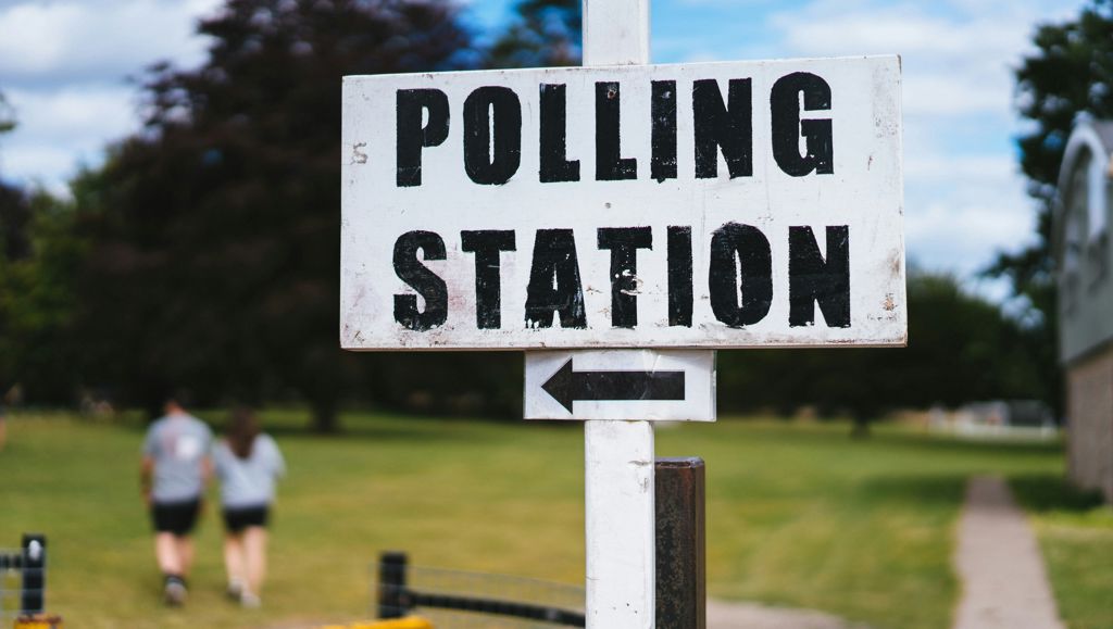 A pole with a sign that says polling station