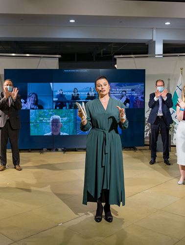 Onsite participants and moderator clapping in the studio of the Natura 2000 Awards 2021. © European Commission